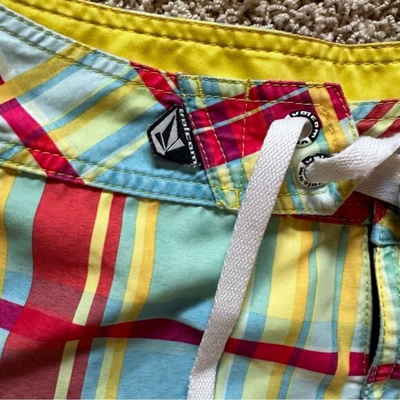 VOLCOM 32 Mens Swim BOARD SHORTS Plaid Surf Drawstring Red Blue Yellow Logo - Picture 3 of 6